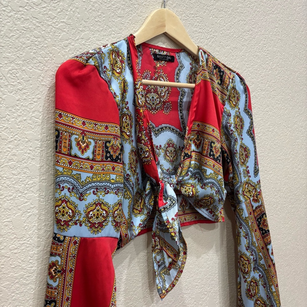 Nasty Gal Scarf Print Tie Front Long Bell Sleeve Crop Top Size 6 - Picture 4 of 7